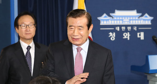 한광옥 신임 대통령 비서실장이 3일 춘추관에서 비서실장 임명에 관한 기자회견을 마친 뒤 취재진의 질문에 답변하고 있다. 한 신임 비서실장 뒤쪽은 허원제 신임 정무수석.연합뉴스