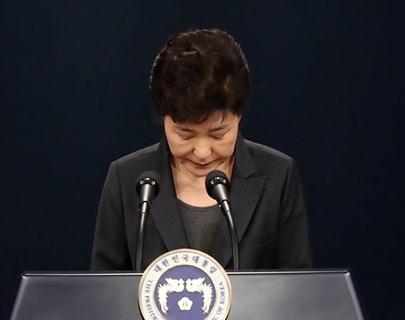 고개숙인 박 대통령. 연합뉴스