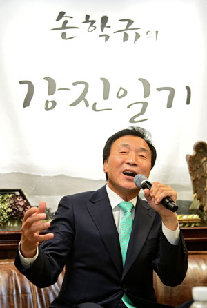 손학규 동아시아미래재단 상임고문이 4일 대구백화점 지하 영풍문고에서 책 