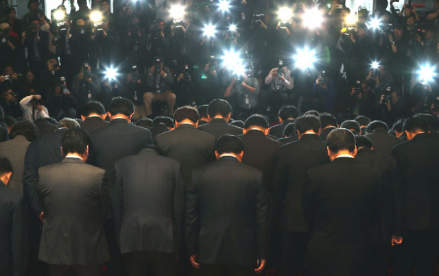 새누리당 이정현 대표를 비롯한 소속 의원들이 4일 오후 국회 로텐더홀 앞에서 비선 실세 의혹 관련 사죄 인사를 하고 있다. 연합뉴스