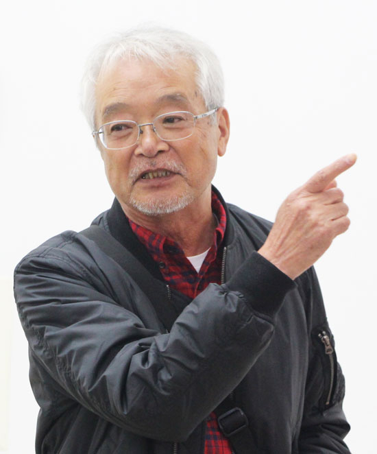 작품에 대해 설명하고 있는 오쿠보 에이지 작가.