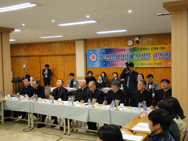한국 천주교 주교 8명이 청년 사목 체험을 위해 5일 오후 삼덕젊은이성당을 방문했다. 왼쪽부터 문희종 주교(수원교구), 김종수 주교(대전교구), 황철수 주교(부산교구), 이병호 주교(전주교구), 손삼석 주교(부산교구), 조규만 주교(원주교구), 배기현 주교(마산교구), 장신호 주교(대구대교구). 삼덕젊은이성당 제공