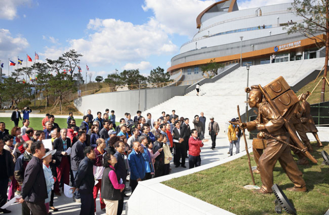 칠곡호국평화기념관에는 호국전시관, 전투체험관, 어린이평화체험관, 4D입체영상관 등 다채로운 전시체험관이 마련돼 있어 남녀노소 누구나 호국안보 의식 고취에 안성맞춤이다. 칠곡군 제공