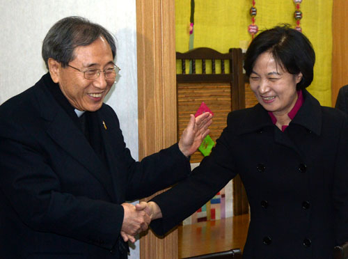 더불어민주당 추미애 대표가 7일 오후 서울 여의도 한 식당에서 열린 민주평화 포럼 대표단과의 간담회에 앞서 함세웅 신부와 악수하고 있다. 연합뉴스