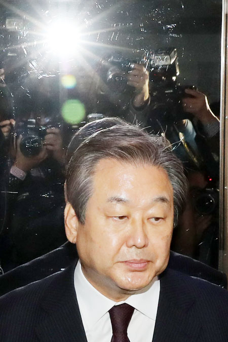새누리당 김무성 전 대표가 7일 오전 국회 의원회관에서 기자회견을 마친 뒤 발걸음을 돌리고 있다. 연합뉴스