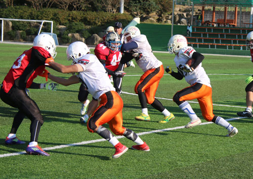 경북대 러닝백 이종욱(오른쪽)이 5일 양산 서창구장에서 열린 제57회 전국 대학 미식축구선수권 대회 8강전에서 신라대 중앙으로 돌파를 시도하고 있다. 대구경북 미식축구협회 제공