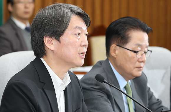 국민의당 안철수 전 대표가 8일 오전 국회에서 열린 비대위원 및 국회의원 연석회의에서 발언하고 있다. 연합뉴스