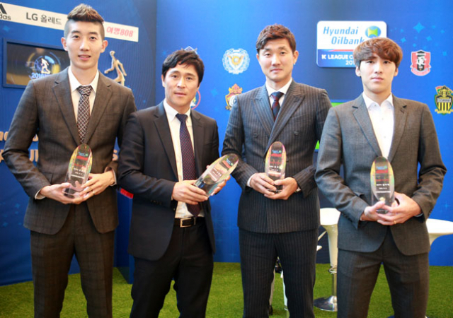 8일 서울에서 열린 2016 K리그 대상 시상식에서 상을 받은 대구FC의 조현우 골키퍼, 손현준 감독대행, 황재원, 정우재 선수가 트로피를 들고 포즈를 취했다. 대구FC 제공