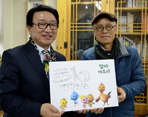 안동간고등어를 소재로 웹툰 제작에 나서는 허영만(오른쪽) 작가와 김준한 경북문화콘텐츠진흥원장.
