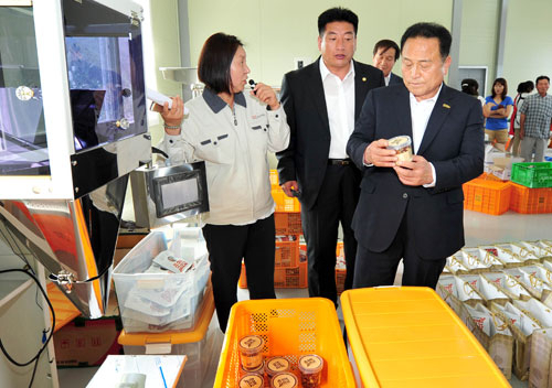 김영만 군위군수가 농촌여성창업농산물가공사업장 개소식에 참석, 제품들을 살펴보고 있다.