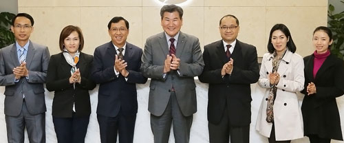 라오스 중앙은행 쏜사이 부총재와 금융기관 감독국장, 법률감독 구성된 시찰단이 9일 DGB금융그룹을 방문했다. 왼쪽 세 번째가 라오스 중앙은행 쏜사이 부총재. 대구은행 제공