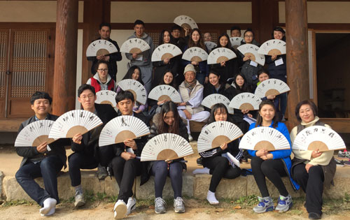 상명대학교 글로벌지역학부 교수와 학생, 멘토들이 유교 전통마을인 의성군 점곡면 사촌마을을 찾아와 한옥, 서당, 천연염색 등 다양한 체험을 했다. 의성군 제공