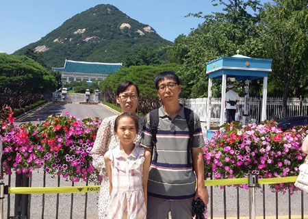 지난 여름 한국을 방문한 부인, 딸아이와 청와대 앞에서 찍은 가족사진.