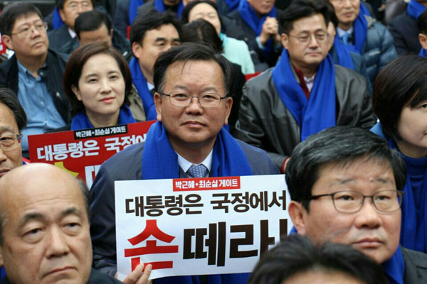 더불어민주당 김부겸 의원(가운데)이 12일 오후 서울 종로구 청계광장에서 열린 더불어민주당 박근혜-최순실 게이트 규탄대회에 참가하고 있다. 2016.11.12 [김부겸의원실 제공=연합뉴스]