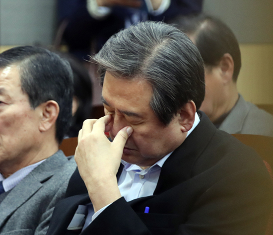 새누리당 김무성 전 대표가 13일 오후 국회 의원회관에서 열린 새누리당 비주류 주도 비상시국회의에서 깊은 생각에 잠겨 있다. 연합뉴스