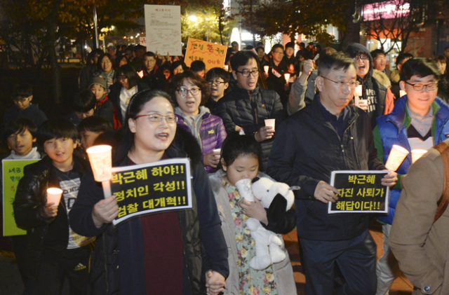 12일 오후 대구 동구 율하동 주민 200여 명이 촛불과 피켓을 든 채 
