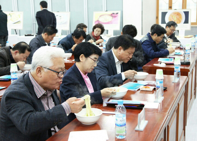 영양군은 11일 군청 대회의실에서 음식디미방 푸드스쿨과 전문인 양성과정 전문인력이 중심이 되어 개발한 음식디미방 단품 메뉴의 상품화 설명평가회를 열었다. 영양군 제공