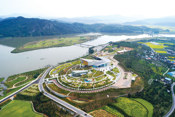 낙동강 문화관광도시로 변모하는 상주 낙동강관광벨트 항공사진. 낙동강을 중심으로 국립낙동강생물자원관과 경천섬 등이 보인다. 상주시 제공