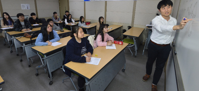 배나사 대구 서구교육장 수업 모습. 중학교 1, 2학년 학생을 대상으로 매주 두 차례 자원봉사 교사가 수학을 지도한다. 성일권 기자