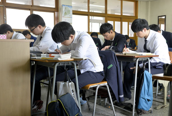 경북고 3학년 학생들이 수능을 앞두고 막바지 공부에 열중하고 있다. 우태욱 기자 woo@msnet.co.kr