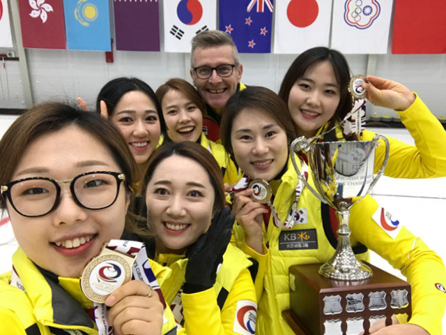 2016 아시아태평양컬링선수권대회(PACC)에서 우승한 한국 여자 컬링대표팀(경북체육회)이 12일 시상식 뒤 휴 밀리켄 세계컬링연맹 부회장과 포즈를 취했다. 경북컬링협회 제공
