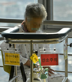 천식과 급성호흡부전으로 24시간 산소호흡기를 착용해야 하는 변을선(79) 씨. 사진 우태욱 기자 woo@msnet.co.kr