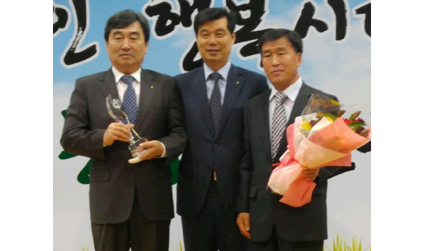 영주농협 고구마공선출하회 관계자들이 농협중앙회로부터 공선출하회 우수탑을 수상하고 있는 모습. 왼쪽 첫 번째가 남정순 조합장.