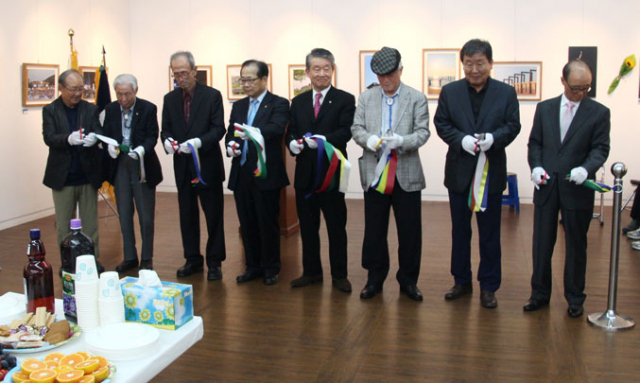 지난달 17일 대구중앙도서관 1층 가온 갤러리에서 열린 대구사우회 사진전에서 회원들이 테이프 커팅을 하고 있다.