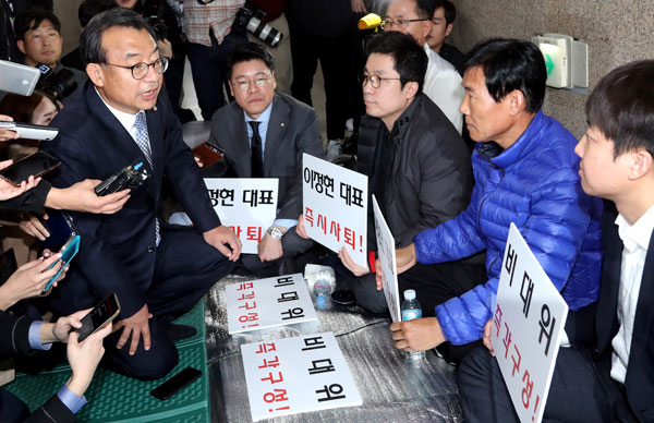 새누리당 이정현 대표가 14일 오전 국회 당 대표실 앞에서 이 대표의 사퇴 촉구 단식 농성을 벌이는 김상민(오른쪽에서 세 번째) 전 의원, 이준석(오른쪽) 전 비상대책위원을 포함한 수도권 원외당협위원장을 만나 얘기를 나누고 있다.연합뉴스