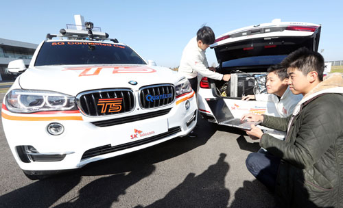 SK텔레콤과 BMW코리아가 인천 영종도 BMW 드라이빙센터에 조성된 5G 시험망에서 
