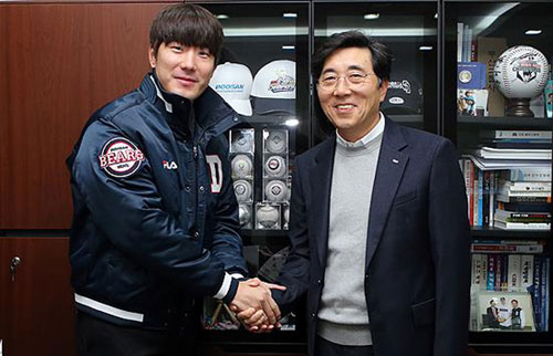 유격수 김재호가 두산 베어스와 15일 자유계약선수 계약을 맺은 뒤 김승영 두산 베어스 대표와 손을 맞잡고 있다. 연합뉴스