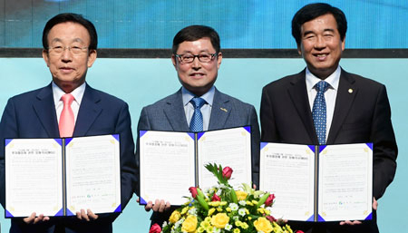 중국 화장품기업 신생활그룹 안봉락 회장은 16일 오후 대구한의대에서 김관용 경북도지사와 최영조 경산시장과 3자 간 투자양해각서(MOU)를 체결했다. 이 양해각서에는 신생활그룹이 경산 화장품특화단지에 500억원을 투자한다는 내용이 담겨 있다. 경북도 제공