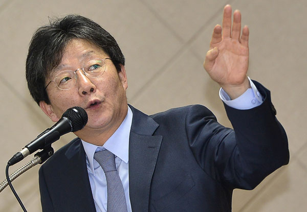 16일 대구가톨릭대학교를 찾은 유승민 새누리당 의원이 