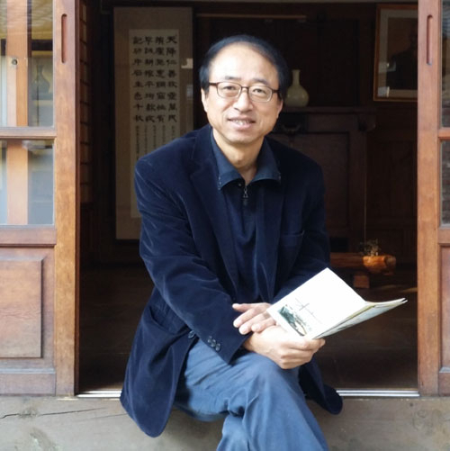 소설가 엄창석 씨가 서상돈 고택 마루에 앉아 선생의 삶과 국채보상운동에 대해 이야기하고 있다.