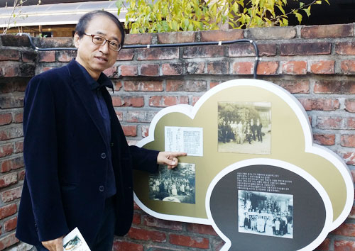 소설가 엄창석 씨가 서상돈 고택을 둘러보며 설명하고 있다.