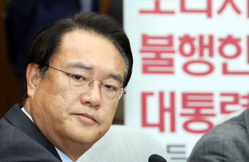 새누리당 정진석 원내대표가 18일 오전 국회에서 열린 원내대책회의에서 