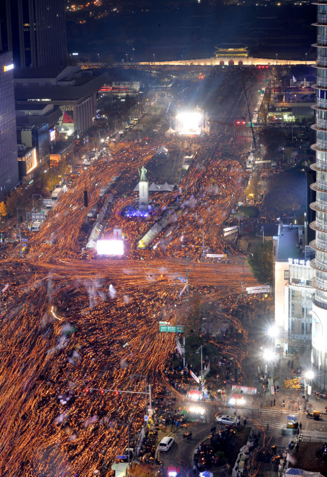 19일 오후 서울 광화문광장 일대에서 열린 제4차 촛불집회에 참석한 시민들이 촛불을 들고 