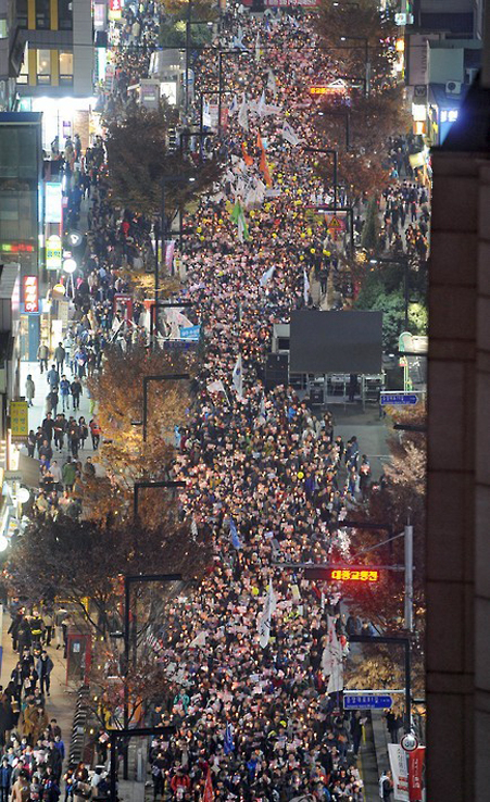 19일 오후 대구 중구 대중교통 전용지구에서 열린 박근혜 대통령 퇴진 촉구 제3차 대구 시국대회에서 시민들이 촛불을 들고 행진하고 있다. (대구 사진공동취재단=연합뉴스)
