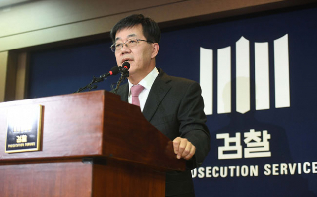 이영렬 서울중앙지검장이 20일 오전 서초구 서울중앙지검에서 최순실 의혹관련 검찰 수사결과 발표를 하고 있다. 2016.11.20 연합뉴스
