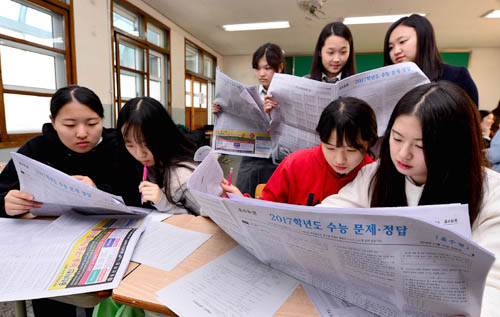 2017학년도 대학수학능력시험을 마친 대구 경명여고 3학년 수험생들이 18일 교실에 모여 매일신문사에서 제작, 배포한 수능문제지와 답안지를 확인하며 정답을 맞춰보고 있다. 김영진 기자 kyjmaeil@msnet.co.kr