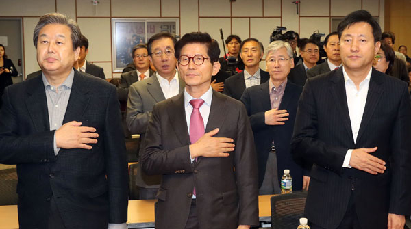 새누리당 김무성 전 대표와 김문수 전 경기지사, 오세훈 전 서울시장 등이 20일 오후 국회 의원회관에서 열린 새누리당 비상시국회의에서 국기에 대한 경례를 하고 있다.연합뉴스