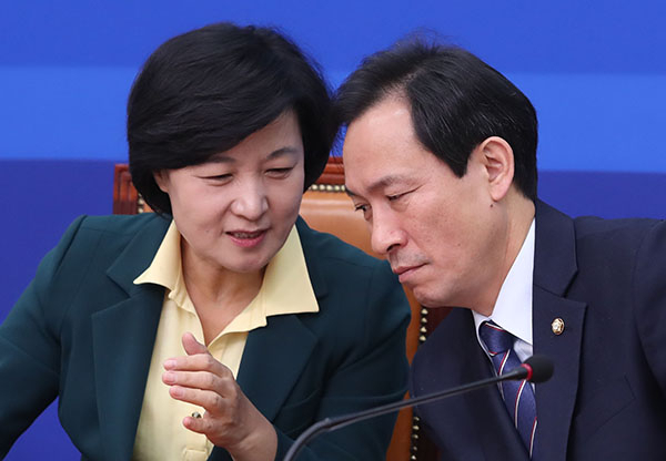 더불어민주당 추미애 대표와 우상호 원내대표가 21일 오전 국회에서 열린 최고위원회의에서 대화하고 있다. 연합뉴스