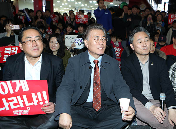 지난 19일 부산 서면에서 촛불을 들었던 문재인 더불어민주당 전 대표(가운데)가 오늘(21일)은 대구를 방문해 촛불을 든다. 연합뉴스