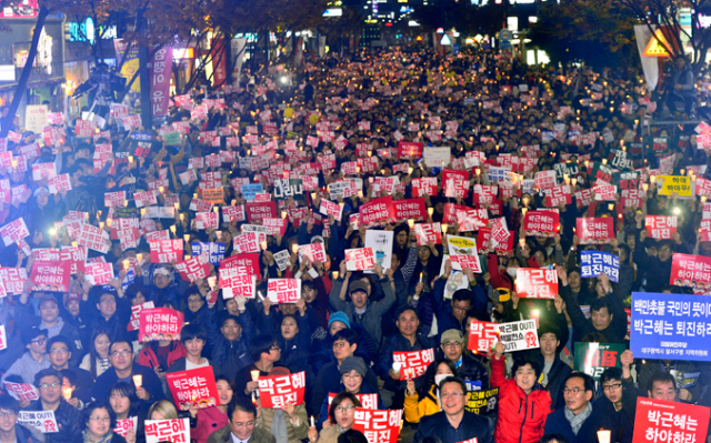 19일 오후 박근혜퇴진 3차 시국대회가 열린 대구 중구 대중교통전용지구에 대구시민들이 박근혜 퇴진을 외치고 있다. 김영진 기자 kyjmaeil@msnet.co.kr