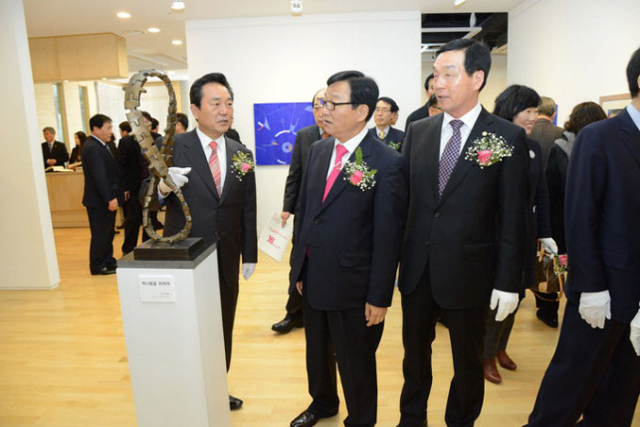 김문오(왼쪽) 달성군수가 참꽃갤러리 개관식 날 내빈들에게 작품 설명을 하고 있다.