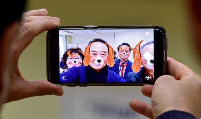 디지털기기를 사용하는 액티브 시니어들이 늘면서 스마트폰 활용 교육은 노인복지회관에서 최고 인기 수업으로 떠올랐다.한 어르신이 사진 속 인물을 다양한 캐릭터와 조합해 편집할 수 있는 앱을 사용하고 있다. 김영진 기자 kyjmaeil@msnet.co.kr