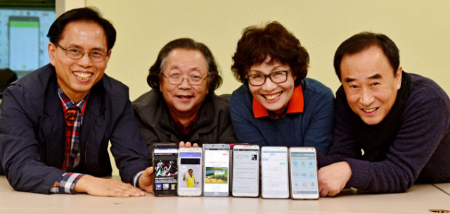 어르신들에게 스마트폰 사용법을 가르치는 강사로 활약하는 박성근, 김창옥, 김무선, 김봉윤(왼쪽부터) 씨는 스마트폰을 알게 되면 삶이 한층 즐거워진다고 입을 모았다. 김영진 기자kyjmaeil@msnet.co.kr