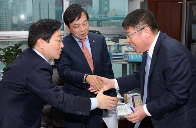 21일 오전 국회 의원회관에서 열린 최순실 국조특위 증인 채택 관련 간사단 협의에서 새누리당 이완영(가운데)