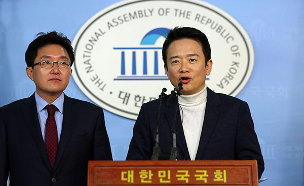 남경필 경기지사(오른쪽)와 김용태 의원이 22일 오전 국회 정론관에서 새누리당 탈당 기자회견을 하고 있다. 연합뉴스