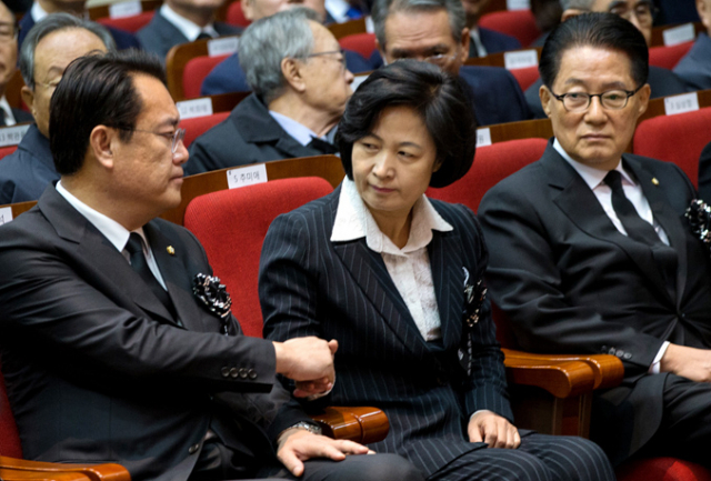 22일 서울 동작구 국립서울현충원 현충관에서 열린 김영삼 전 대통령 서거 1주기 추모식에서 더불어민주당 추미애(가운데) 대표가 새누리당 정진석 원내대표와 악수하고 있다. 연합뉴스
